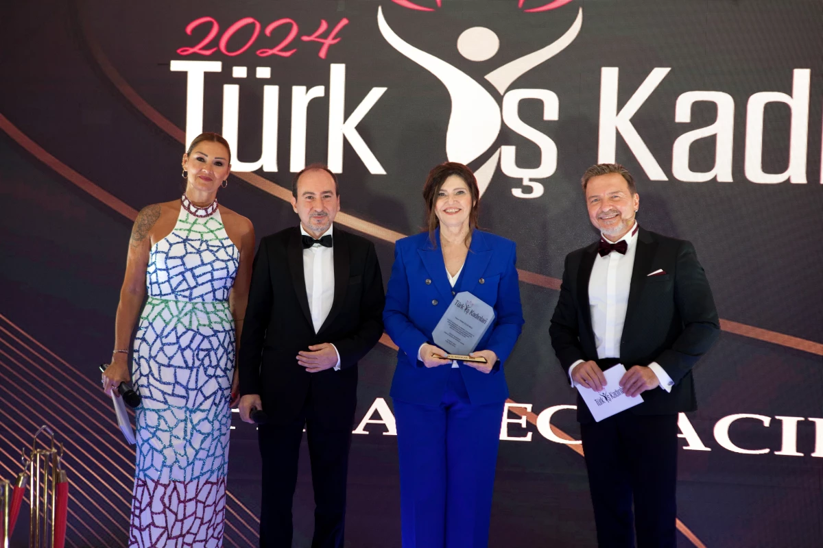 cekicmedya.net-Türk İş Kadınları Plaket Töreni Fuat Paşa Yalısında Gerçekleşti